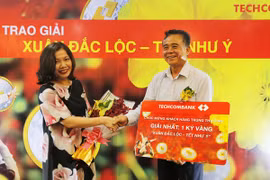 Techcombank trao 1kg vàng cho khách hàng may mắn