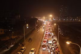 Pháo hoa kết thúc, biển người ùn ùn rời cầu Nhật Tân 