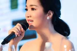 Hoa hậu đền Hùng Giáng My khoe vòng 1 đầy gợi cảm trên "ghế nóng"