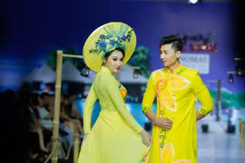 Siêu mẫu Diễm Nhung khỏe vẻ đẹp cuốn hút trên sàn diễn "Nắng hạ"