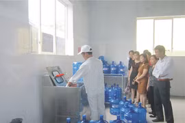 Mở cao điểm hậu kiểm cơ sở sản xuất nước uống đóng chai vi phạm