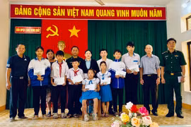 Hội Nhà báo Hà Nội và Đồn Biên phòng cửa khẩu cảng Dung Quất trao quà, động viên học sinh có hoàn cảnh khó khăn 