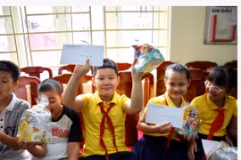 Phụ nữ CATP Hà Nội thăm và tặng quà học sinh khiếm thính trường PTCS Xã Đàn