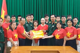 Đoàn công tác Hội Nhà báo Hà Nội chung tay “Nâng bước em tới trường” tại Kon Tum và Quảng Ngãi