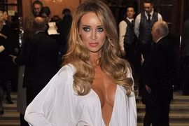 Lauren Pope lại diện đồ không nội y, bất chấp giá lạnh