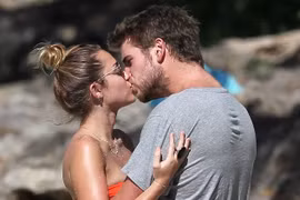 Miley Cyrus diện biniki tình tứ bên bạn trai