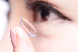 Điều gì xảy ra khi ngủ vẫn đeo kính áp tròng?