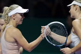 Sharapova cùng Wozniacki “thắp lửa” cho ngày thi đấu thứ 2 WTA Finals