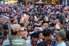 Công Phượng nén đau ra sân, vé xem U19 HAGL lên cơn sốt