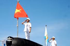 Cờ Tổ quốc tung bay trên tàu ngầm HQ-182 Hà Nội và HQ-183 TP Hồ Chí Minh