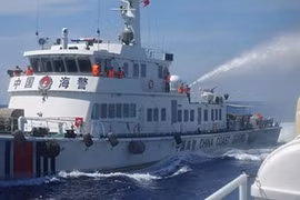 Tàu hải cảnh Trung Quốc tăng tốc, áp sát hai bên mạn tàu Cảnh sát Biển 8003