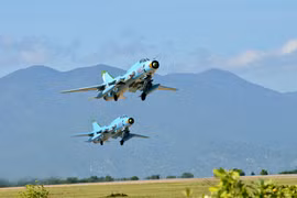 Xem Su-22M4 "đôi cánh ma thuật" bay huấn luyện xuất sắc, làm chủ bầu trời