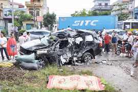 Xe khách mất lái lao đâm vào xe công vụ khiến 3 người chết, 1 người bị thương