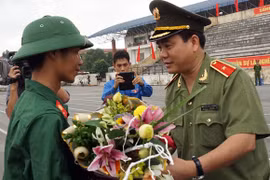 Giám đốc Công an Hà Nội chúc mừng tân binh lên đường nhập ngũ