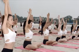 Thí sinh "Hoa hậu Biển" tập Yoga để giải tỏa "stress"