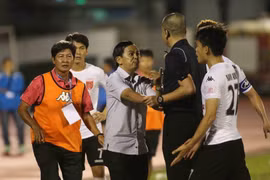 TP.HCM - Long An 5-2: Trò hề trên sân Thống Nhất