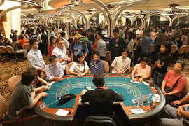 Con trai kiệt sức chạy show, trả nợ bài bạc của mẹ