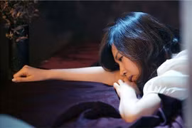 Vợ ngỡ ngàng nhìn chồng được cả gia đình tình nhân bảo vệ
