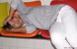 Đánh nứt sọ đồng nghiệp bằng ghế sắt