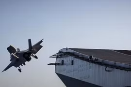 Khoảnh khắc F-35B Anh lao xuống biển phá vỡ thuyết âm mưu ‘bị rơi do đuổi theo Su-30 Nga’