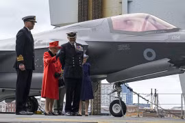 [VIDEO] Nữ hoàng Anh thăm tàu sân bay mang F-35B sắp tới châu Á
