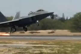 [ẢNH] Mài tóe lửa đường băng khi hạ cánh khẩn, tiết lộ thiết kế lạ của F-22 Raptor