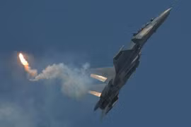 [ẢNH] "Hổ mang chúa" Su-30MKM tung cánh giữa dàn chiến đấu cơ Mỹ tại Biển Đông