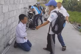 Đánh hội đồng, sỉ nhục bạn học vì bị "đàn anh" đe dọa, xúi giục