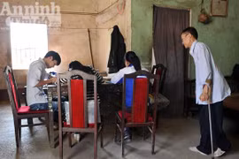 Trang giáo án viết trên đôi nạng sắt