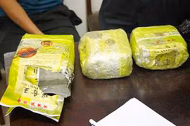 Mang 3kg ma túy đá trên xe khách