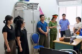 Bắt Phó Giám đốc Trung tâm giáo dục thường xuyên huyện Cao Phong và 5 thuộc cấp