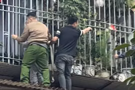 Cán bộ Công an phường và người dân kịp thời cứu hộ một cụ ông nằm bất động trên nóc "chuồng cọp" 