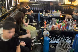 Phát hiện nhóm nam nữ thanh niên sử dụng “bóng cười” tại quán karaoke