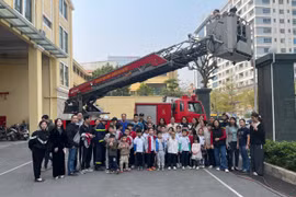 Thầy cô và trò trường Tiểu học Tứ Liên được trải nghiệm các kỹ năng PCCC và CNCH