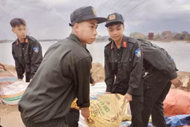 Công an Hà Nội hỗ trợ người dân các xã Đa Phúc và Trung Giã sớm ổn định cuộc sống sau mưa lũ