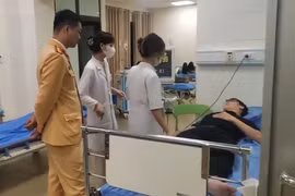 Cảnh sát giao thông kịp thời đưa tài xế ô tô dừng bất thường trên cao tốc đi cấp cứu