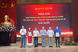 Quận Tây Hồ trao giải cuộc thi chính luận bảo vệ nền tảng tư tưởng của Đảng