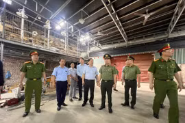 Giám đốc Công an thành phố Hà Nội kiểm tra hoạt động sản xuất, kinh doanh và công tác đấu tranh chống hàng lậu tại xã La Phù