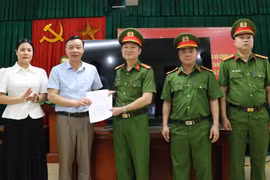 Thưởng "nóng" cho lực lượng truy bắt nhanh đối tượng cướp "xe ôm"