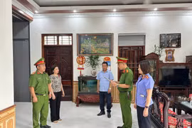 Bắt, khám xét khẩn cấp nơi ở, làm việc đối với Chủ tịch UBND xã Thạch Khoán