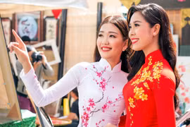 Cặp đôi Á khôi thướt tha áo dài xin chữ đầu năm