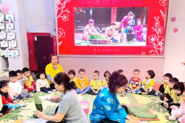 Trẻ mầm non hào hứng trải nghiệm gói bánh chưng