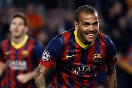 Dani Alves hả hê với màn “phản pháo” của Barca