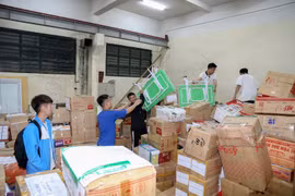 Hơn 22.000 sách giáo khoa, vở viết cùng nhiều trang thiết bị dạy học được chở vào miền Trung