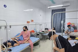 Cảnh báo học sinh không sử dụng các sản phẩm phát, tặng không rõ nguồn gốc ngoài cổng trường