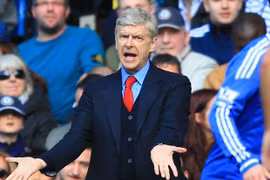 HLV Wenger đau đớn sau thất bại tan nát