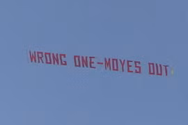 Hai máy bay căng biểu ngữ trên bầu trời Old Trafford