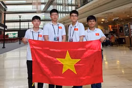 Bốn thành viên đội tuyển Việt Nam giành huy chương Olympic Tin học quốc tế