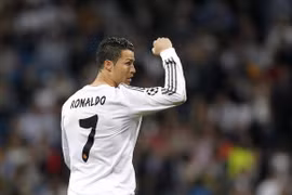 Ronaldo san bằng kỷ lục ghi bàn của huyền thoại Puskas