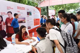 Điểm chuẩn nhiều trường đại học tăng vọt, thí sinh ngỡ ngàng vì trượt nguyện vọng